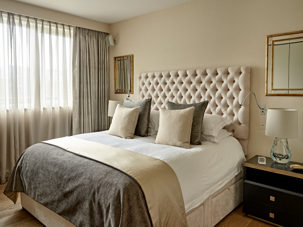 Imagen de dormitorio principal tradicional renovado de tamaño medio con paredes beige y suelo de madera en tonos medios