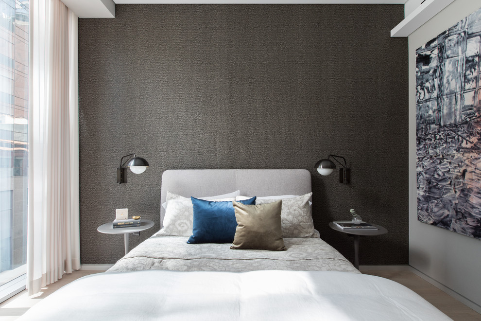 Ispirazione per una camera degli ospiti minimal di medie dimensioni con pareti grigie, parquet chiaro e pavimento beige
