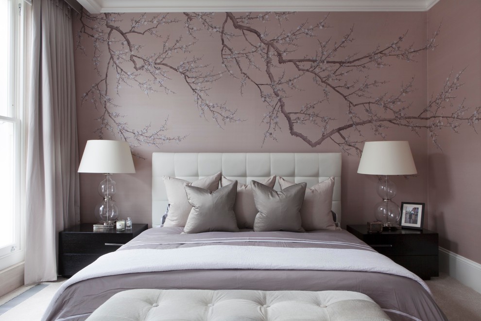 ロンドンにあるトランジショナルスタイルのおしゃれな寝室 (紫の壁、暖炉なし)