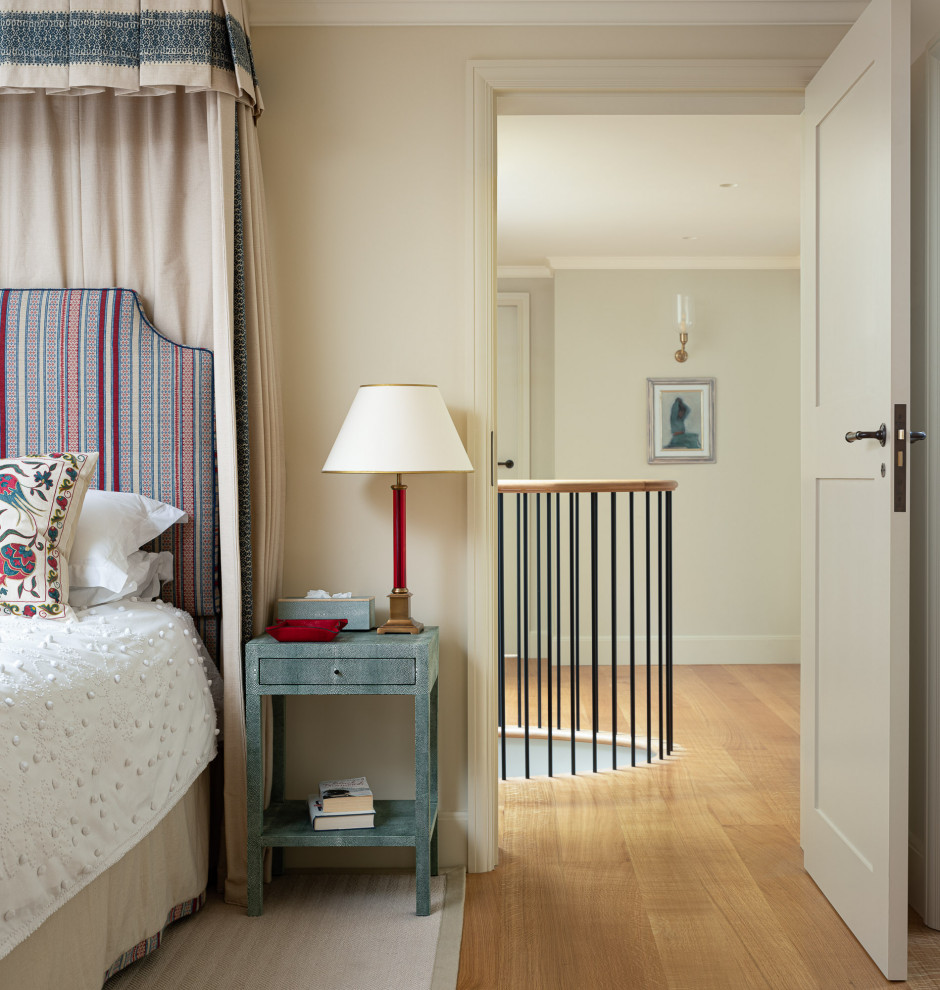 Idee per una camera da letto chic con pareti beige, pavimento in legno massello medio e pavimento marrone