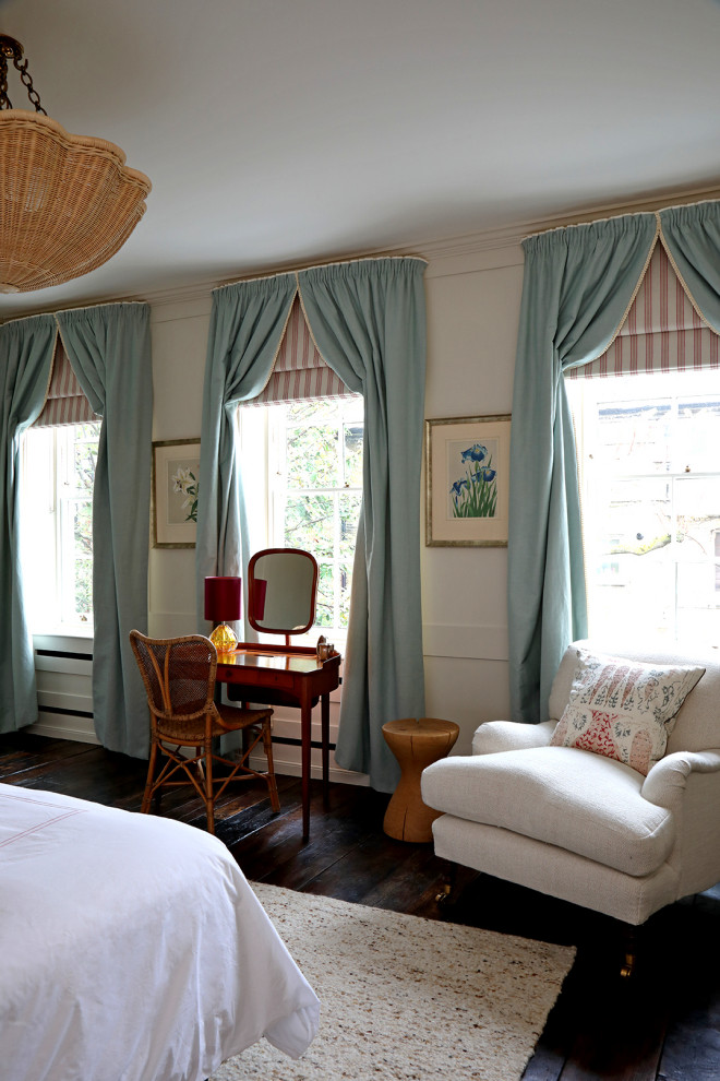 На фото: маленькая хозяйская спальня в классическом стиле с белыми стенами, деревянным полом, стандартным камином, фасадом камина из камня и коричневым полом для на участке и в саду с