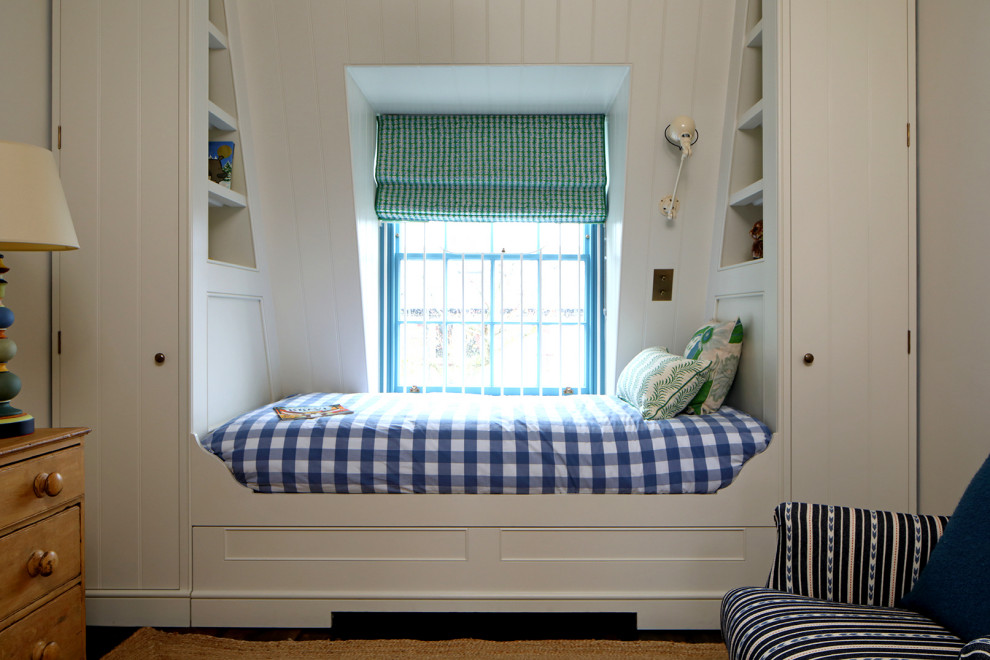 Kleines Klassisches Schlafzimmer ohne Kamin mit weißer Wandfarbe, gebeiztem Holzboden und braunem Boden in London