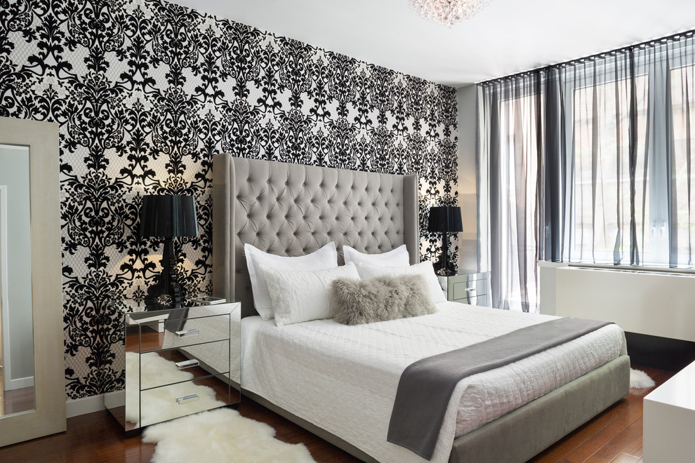 Imagen de dormitorio contemporáneo con paredes negras y suelo de madera en tonos medios