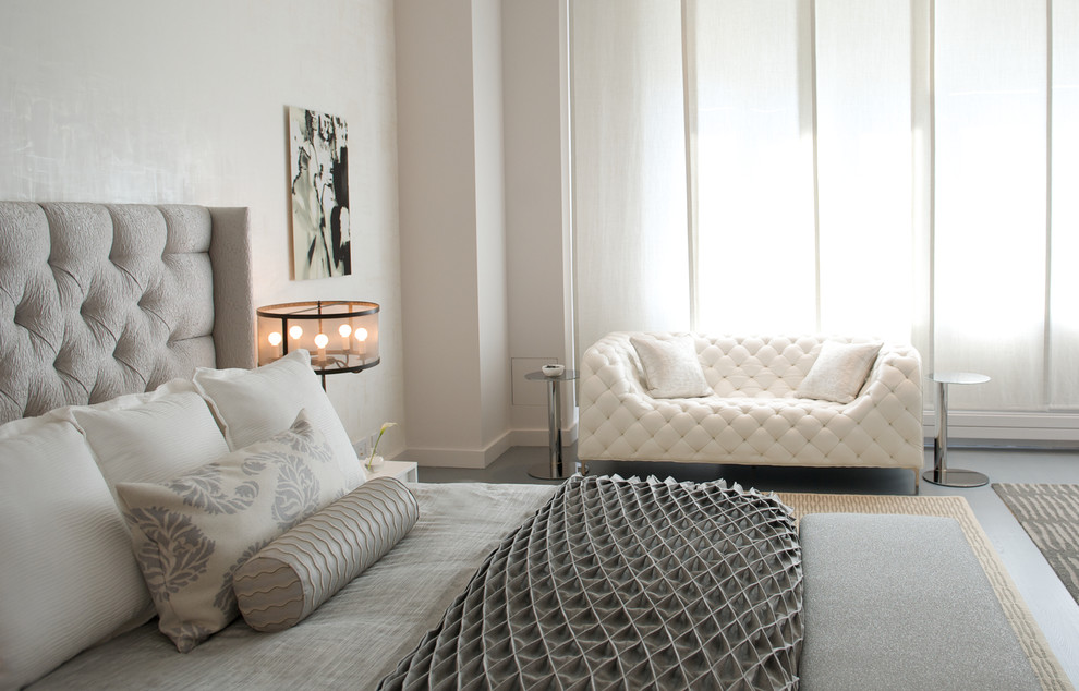 Стильный дизайн: серо-белая спальня среднего размера в современном стиле с белыми стенами и мраморным полом - последний тренд