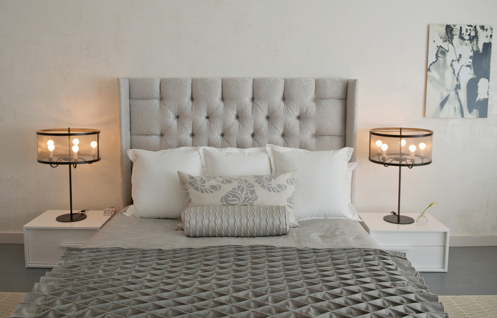 Источник вдохновения для домашнего уюта: хозяйская спальня среднего размера в современном стиле с мраморным полом и белыми стенами