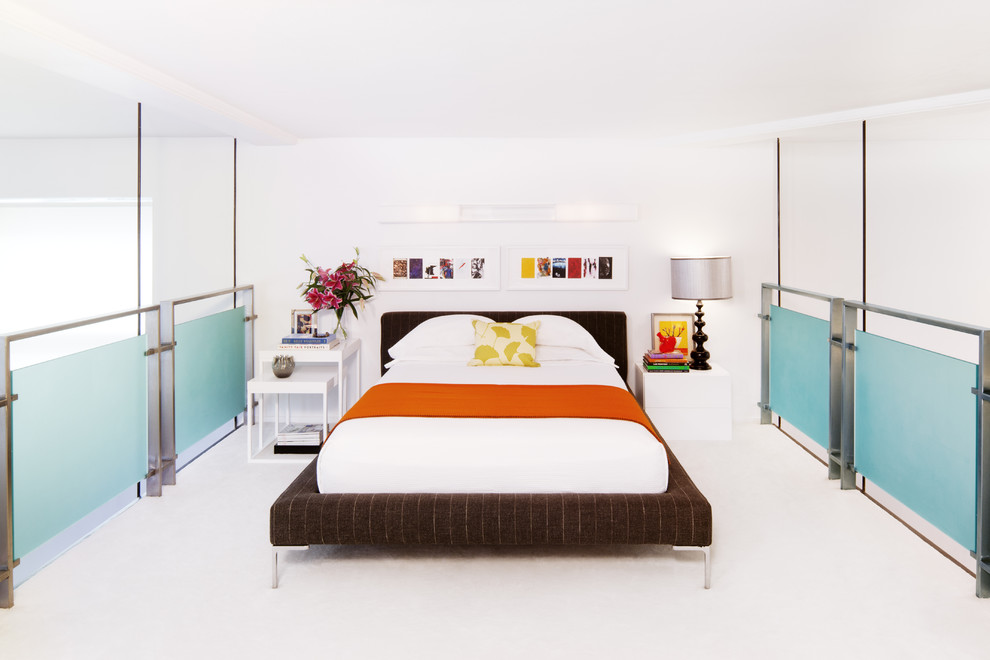 На фото: спальня на антресоли, на мансарде в стиле модернизм с белыми стенами и белым полом