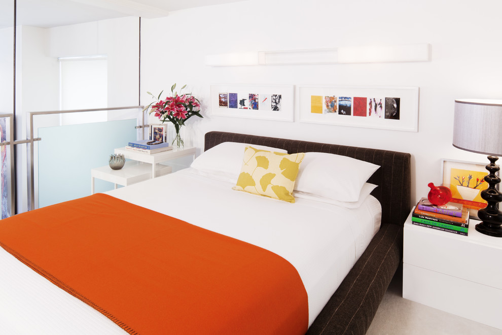 Ejemplo de dormitorio tipo loft moderno sin chimenea con paredes blancas y moqueta