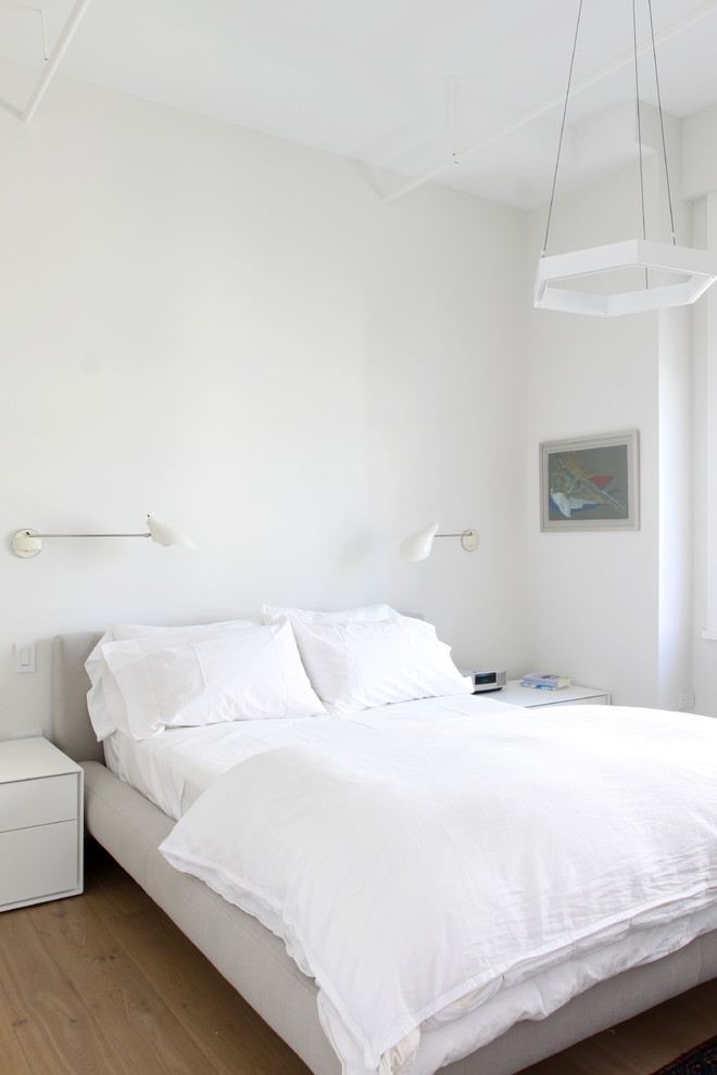 Источник вдохновения для домашнего уюта: хозяйская спальня среднего размера в современном стиле с белыми стенами и светлым паркетным полом