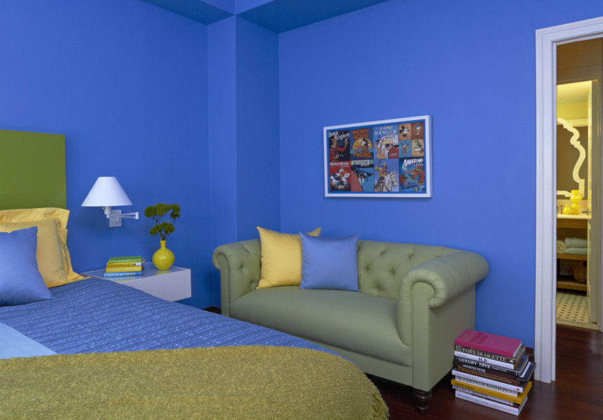 Idéer för att renovera ett mellanstort eklektiskt gästrum, med blå väggar och mellanmörkt trägolv