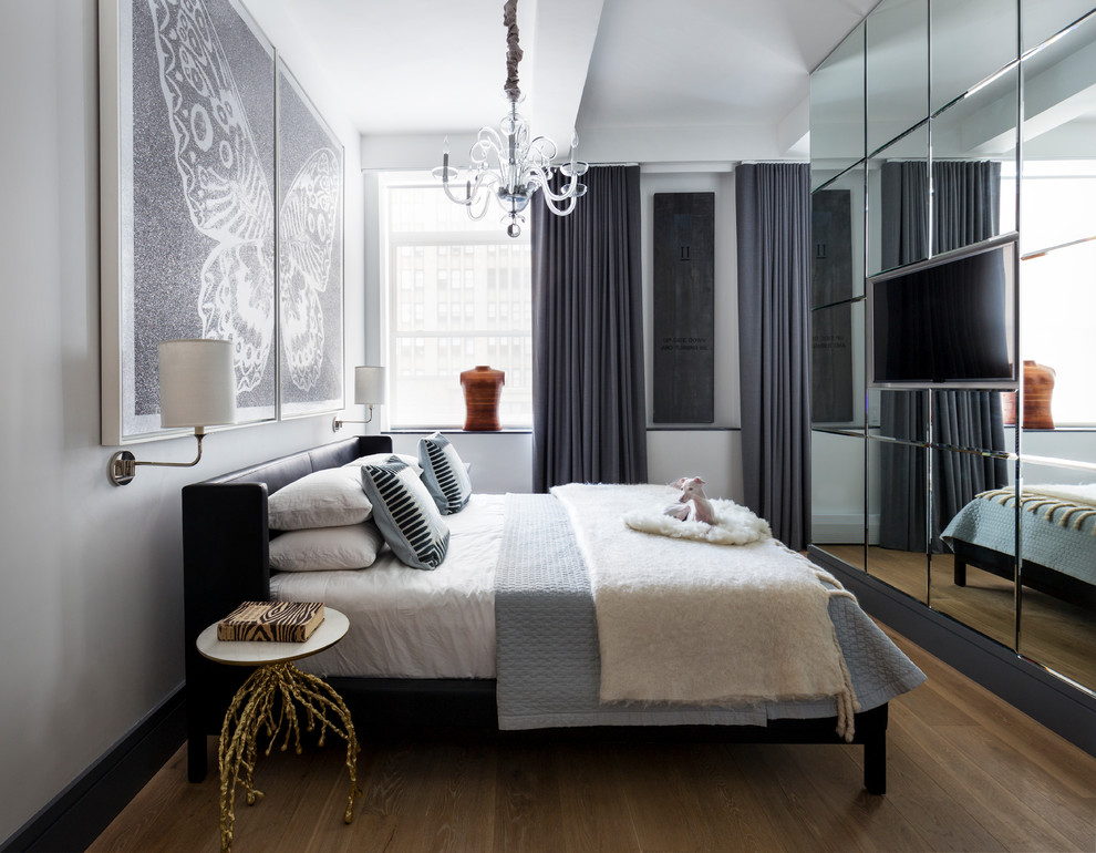 На фото: хозяйская спальня среднего размера в современном стиле с белыми стенами, паркетным полом среднего тона и бежевым полом с