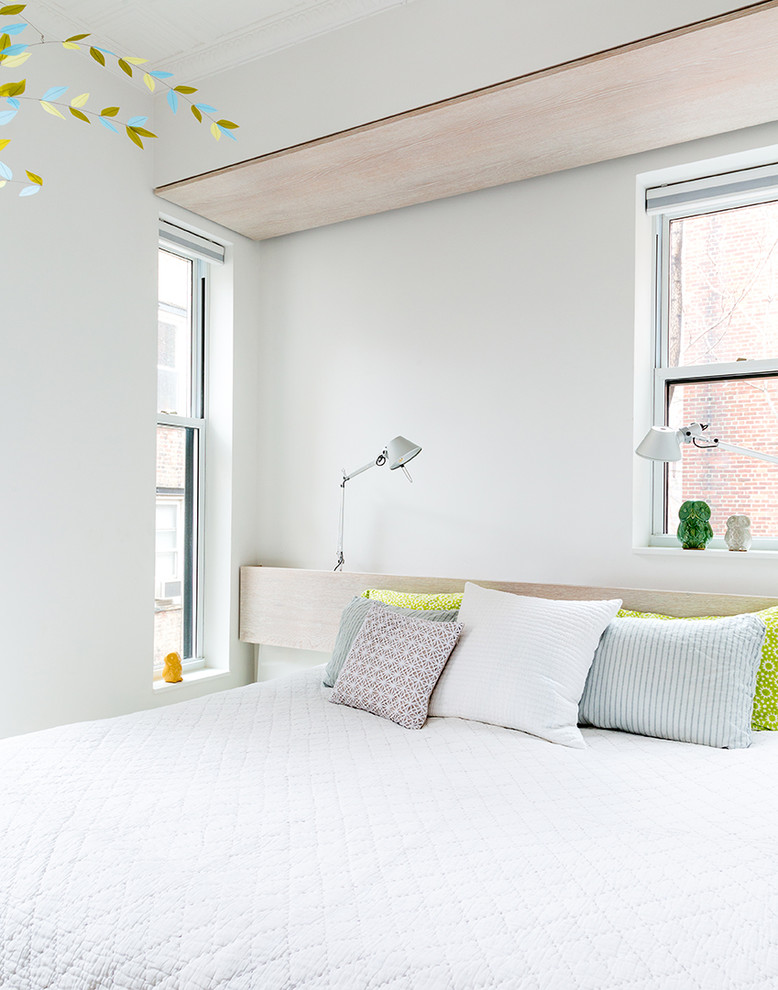 Foto de habitación de invitados moderna de tamaño medio con paredes blancas
