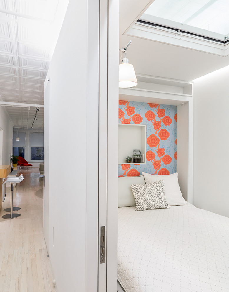 Kleines Nordisches Gästezimmer mit weißer Wandfarbe und hellem Holzboden in New York