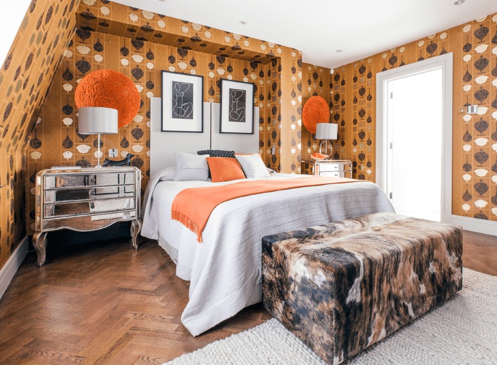 Cette photo montre une chambre éclectique de taille moyenne avec un sol marron, un mur multicolore et un sol en bois brun.
