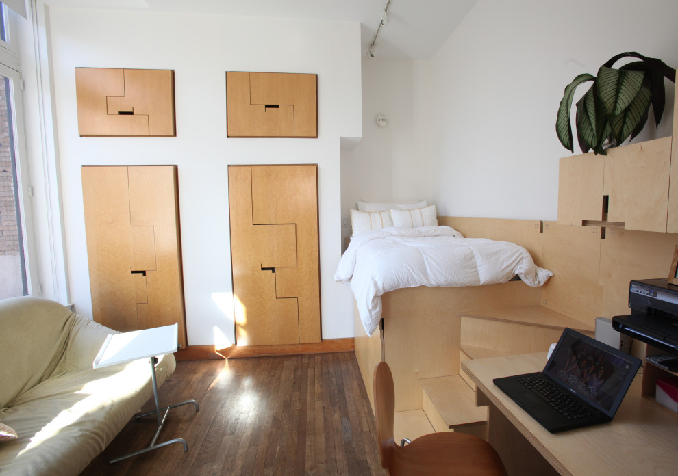 Источник вдохновения для домашнего уюта: спальня среднего размера на антресоли в современном стиле с белыми стенами, темным паркетным полом и коричневым полом