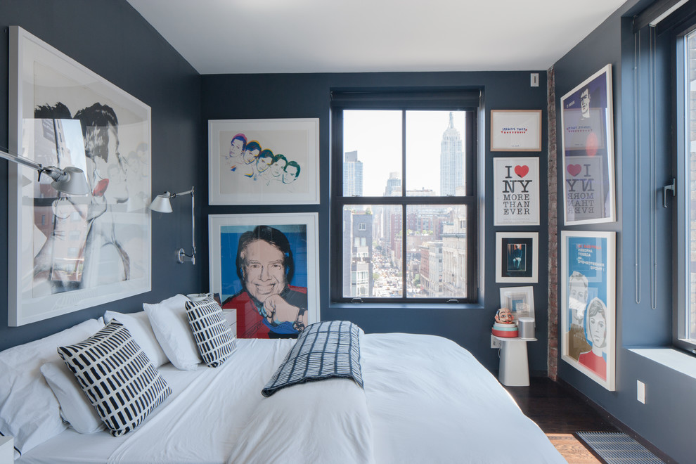 Foto di una camera da letto contemporanea con pareti blu, parquet scuro e pavimento marrone