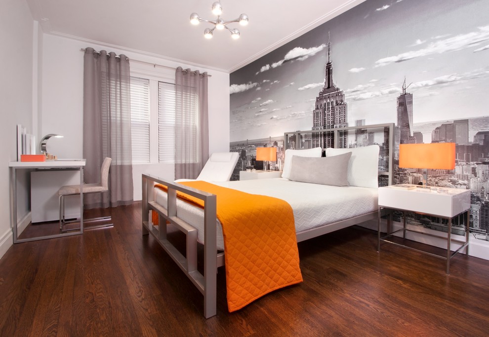 Mittelgroßes Modernes Schlafzimmer ohne Kamin mit dunklem Holzboden in New York