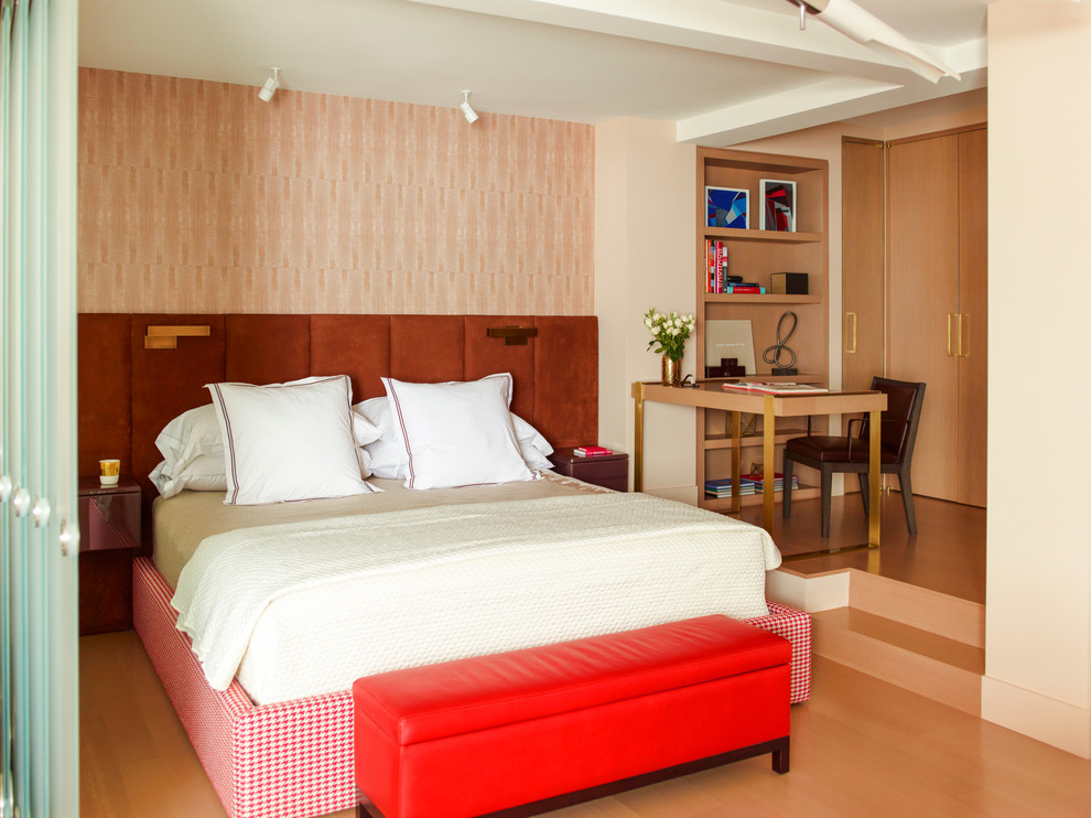 Imagen de dormitorio tipo loft actual pequeño con paredes multicolor y suelo de madera clara