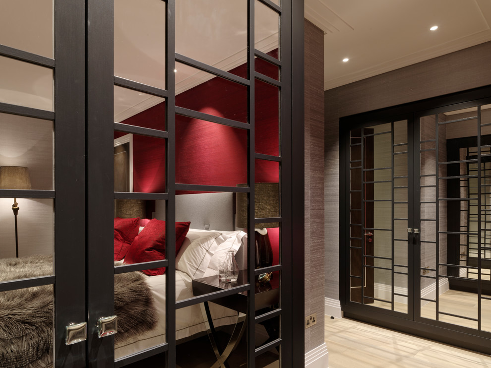 Источник вдохновения для домашнего уюта: хозяйская спальня среднего размера в современном стиле с красными стенами