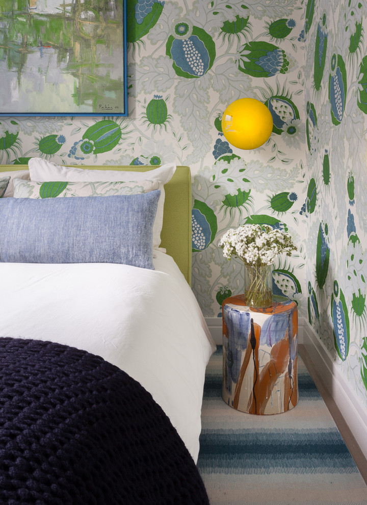 Стильный дизайн: маленькая гостевая спальня (комната для гостей) в стиле неоклассика (современная классика) с разноцветными стенами, ковровым покрытием и синим полом без камина для на участке и в саду - последний тренд