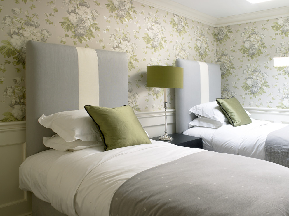 Стильный дизайн: гостевая спальня среднего размера, (комната для гостей) в стиле неоклассика (современная классика) с ковровым покрытием - последний тренд