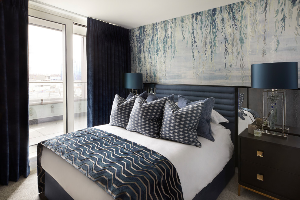 Пример оригинального дизайна: хозяйская спальня в современном стиле с разноцветными стенами, ковровым покрытием и серым полом без камина