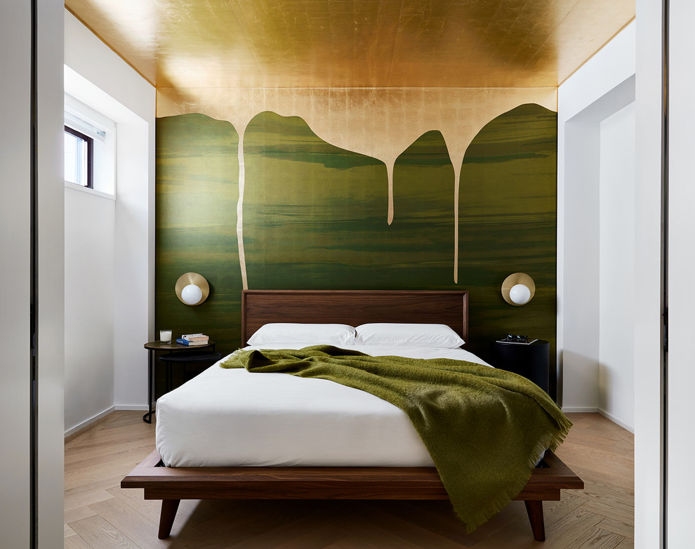 Idéer för mellanstora funkis sovrum, med grå väggar, ljust trägolv och brunt golv