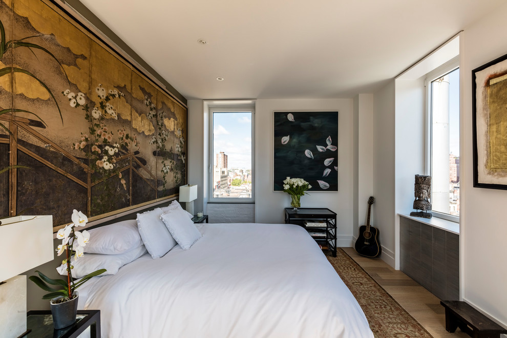 Стильный дизайн: хозяйская спальня среднего размера в современном стиле с коричневыми стенами, светлым паркетным полом и коричневым полом без камина - последний тренд