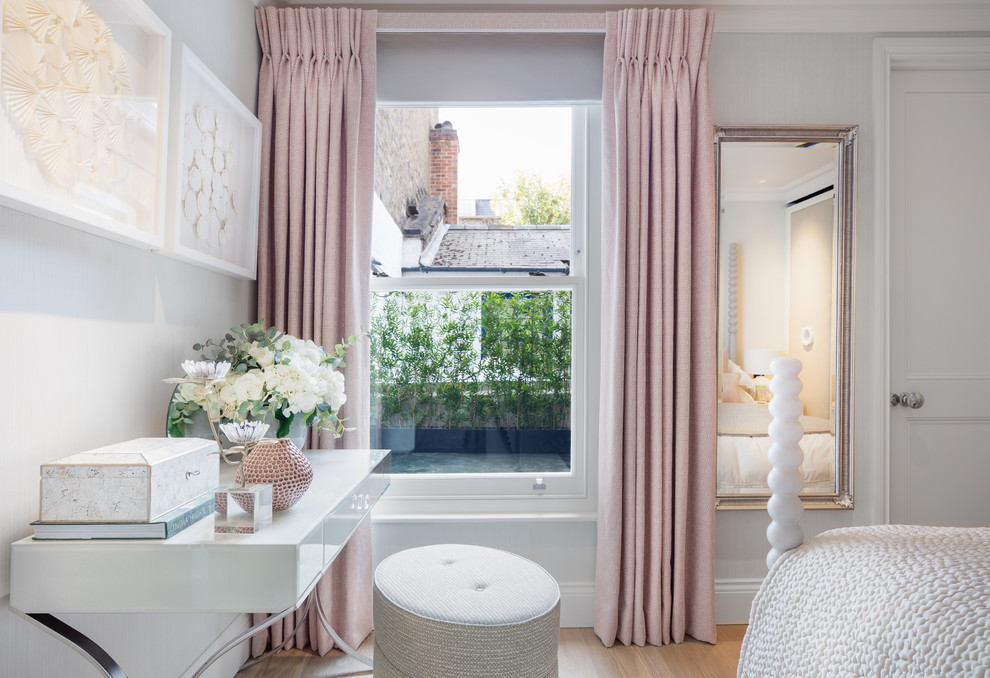 ロンドンにある中くらいなトランジショナルスタイルのおしゃれな寝室 (グレーの壁、淡色無垢フローリング、茶色い床、グレーとブラウン) のレイアウト