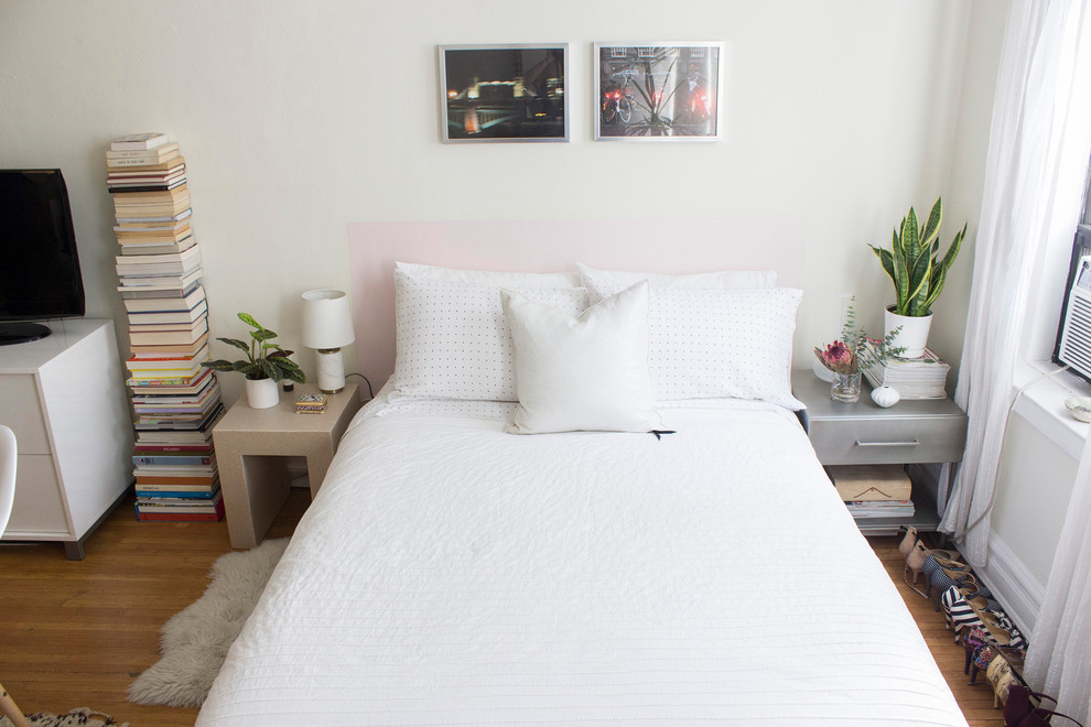 На фото: маленькая спальня на антресоли в стиле ретро с белыми стенами и паркетным полом среднего тона без камина для на участке и в саду с