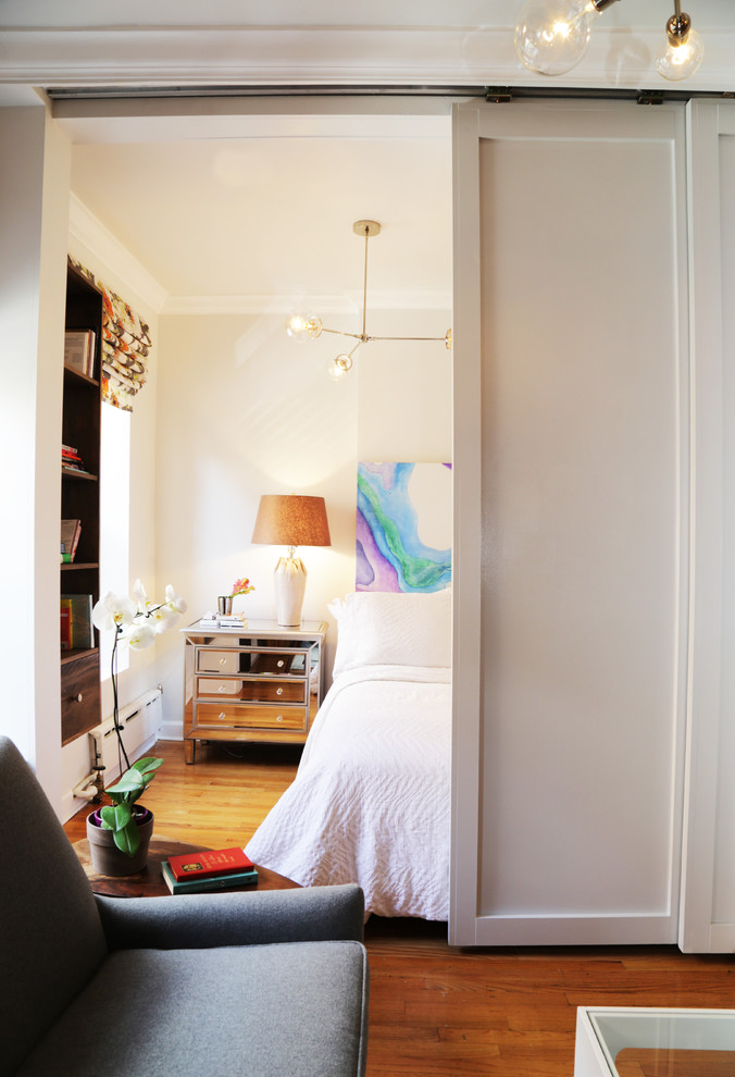 Ispirazione per una camera matrimoniale design di medie dimensioni con pareti bianche, parquet chiaro e pavimento beige