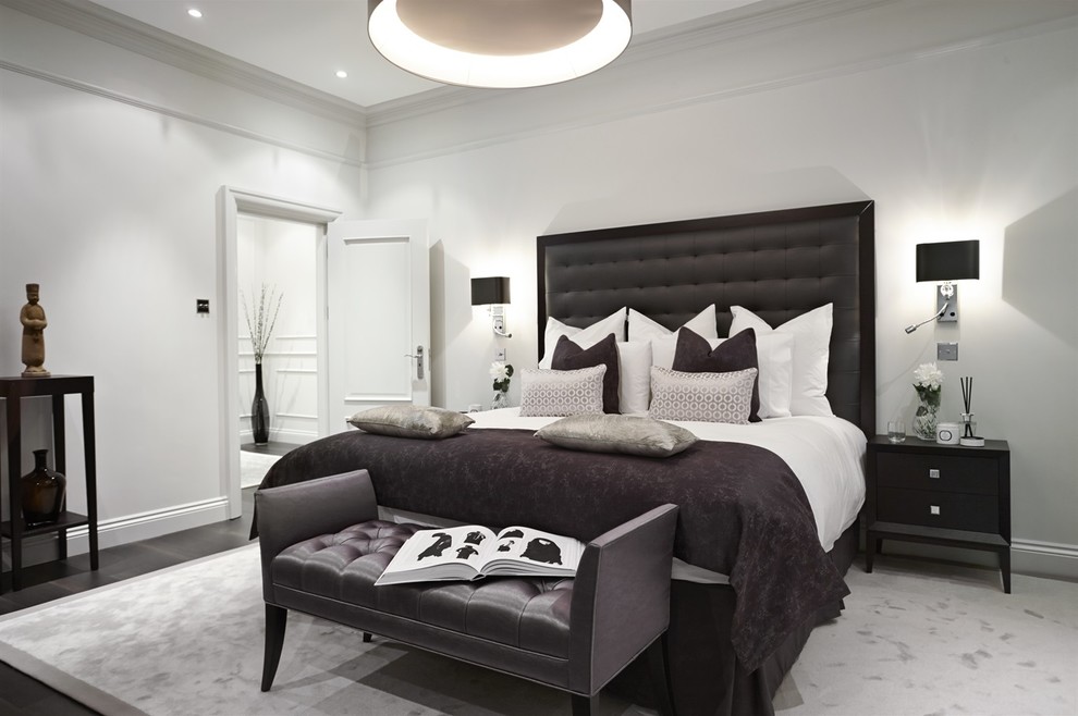 На фото: спальня в стиле неоклассика (современная классика) с белыми стенами и темным паркетным полом с