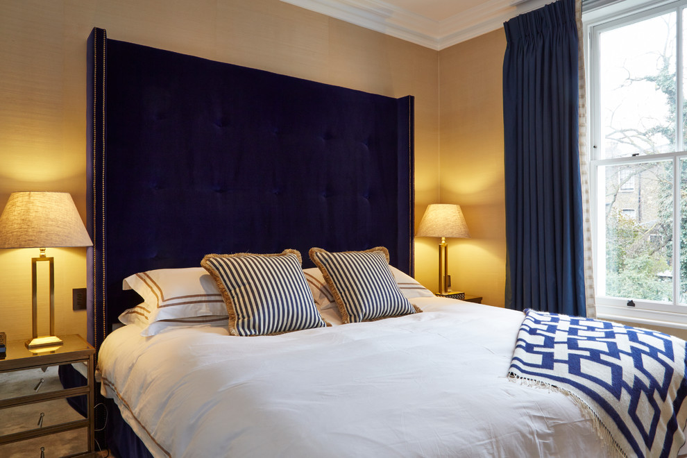 ロンドンにあるトランジショナルスタイルのおしゃれな寝室のレイアウト