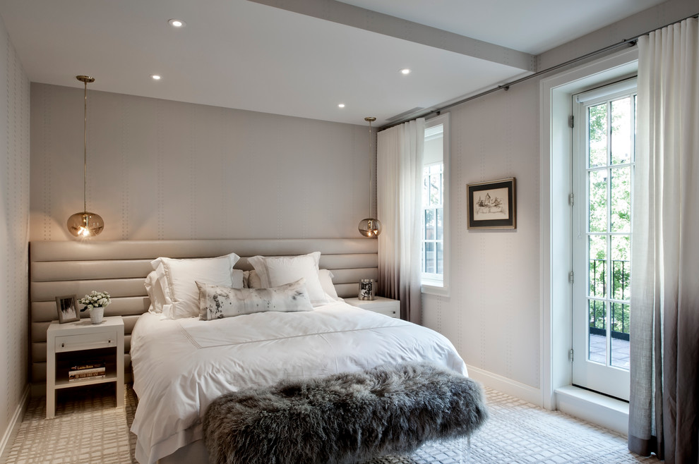 Modernes Schlafzimmer mit grauer Wandfarbe und Teppichboden in New York