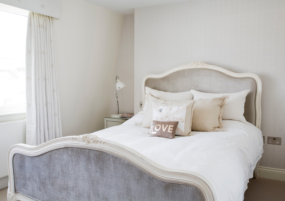 ロンドンにあるトランジショナルスタイルのおしゃれな寝室 (グレーの壁、カーペット敷き) のインテリア