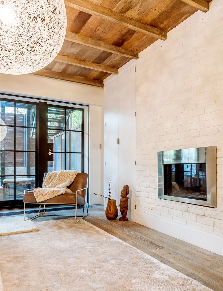 ニューヨークにある広いコンテンポラリースタイルのおしゃれな主寝室 (白い壁、淡色無垢フローリング、標準型暖炉、レンガの暖炉まわり、ベージュの床、表し梁、レンガ壁、ベージュの天井) のレイアウト