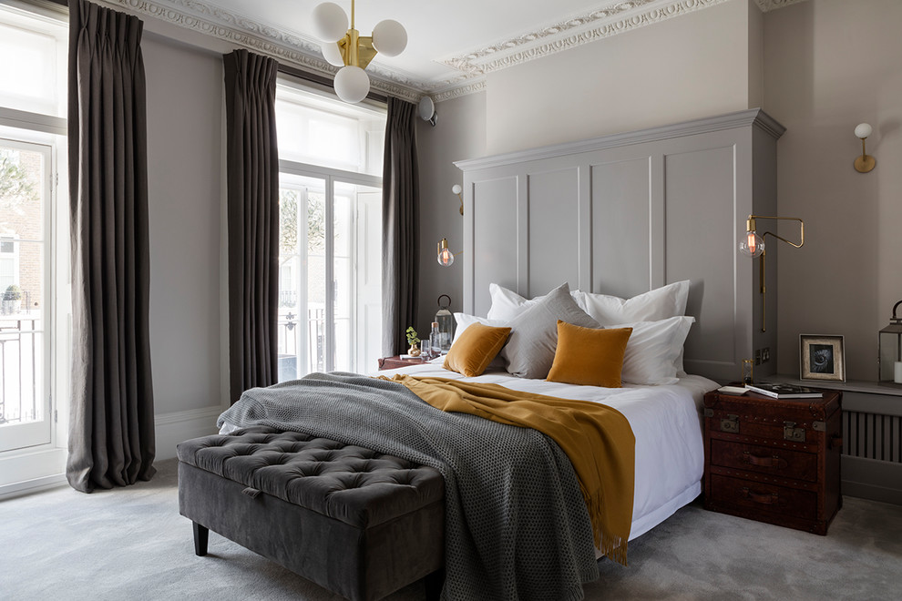 Modelo de dormitorio principal clásico renovado de tamaño medio con paredes grises, moqueta y suelo gris