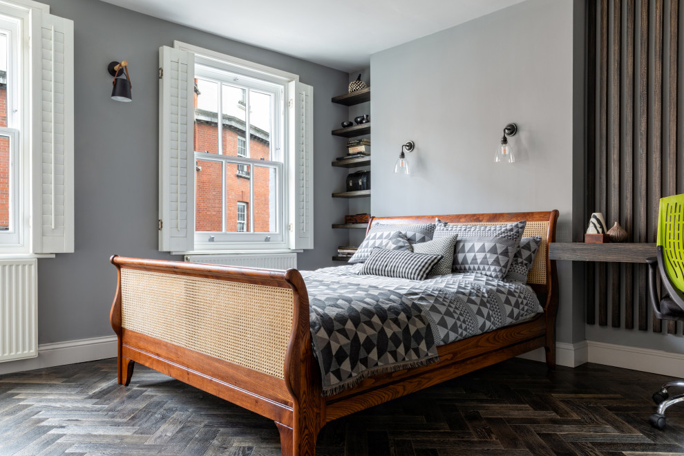Foto de dormitorio principal tradicional renovado de tamaño medio con paredes grises, suelo de madera oscura y suelo gris