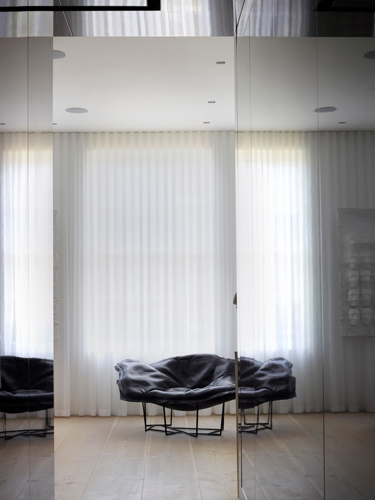 Foto di una grande camera matrimoniale design con pareti bianche, parquet chiaro e pavimento beige