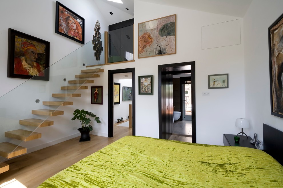 Mittelgroßes Modernes Hauptschlafzimmer mit weißer Wandfarbe, braunem Holzboden und weißem Boden in London