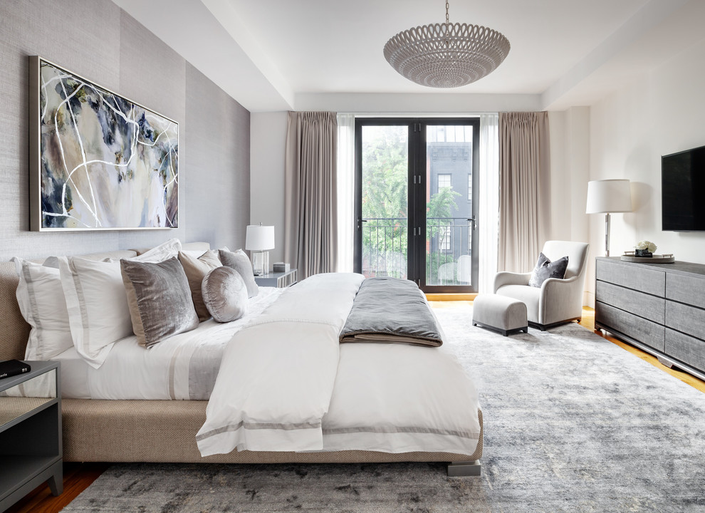 Свежая идея для дизайна: хозяйская спальня в скандинавском стиле с серыми стенами и паркетным полом среднего тона без камина - отличное фото интерьера