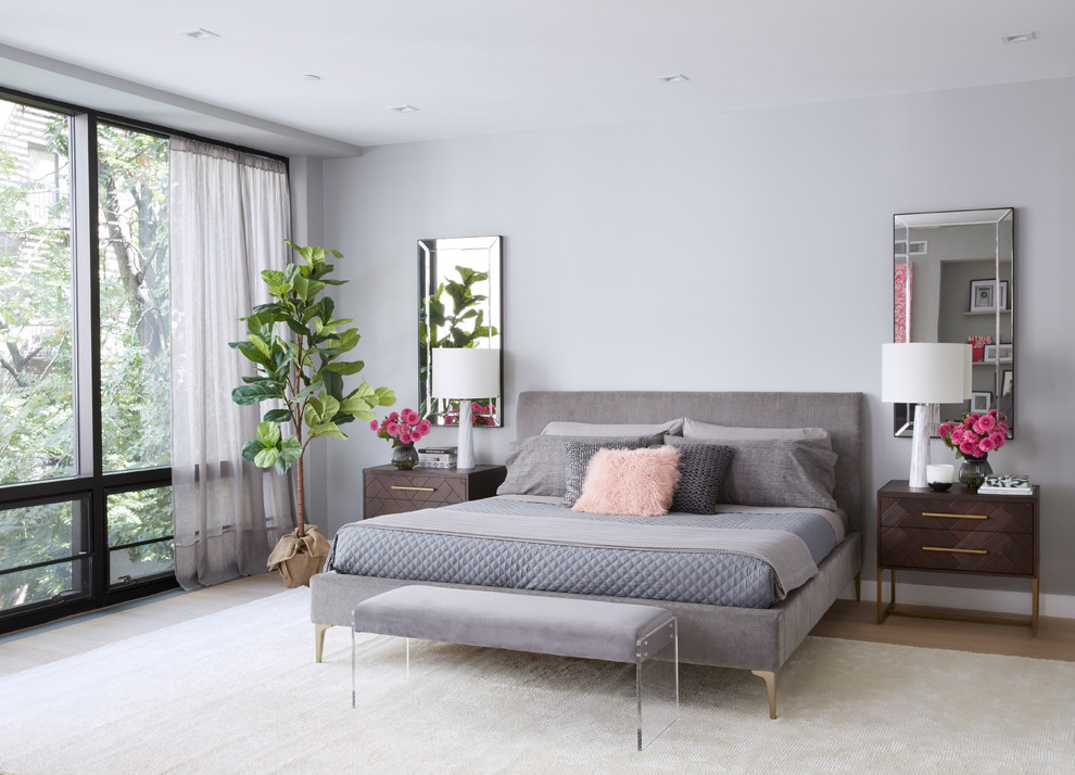 Aménagement d'une grande chambre parentale grise et rose contemporaine avec un mur gris, parquet clair, un sol beige, une cheminée ribbon et un manteau de cheminée en carrelage.