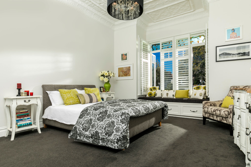 Ejemplo de habitación de invitados romántica grande sin chimenea con paredes blancas, moqueta y suelo gris