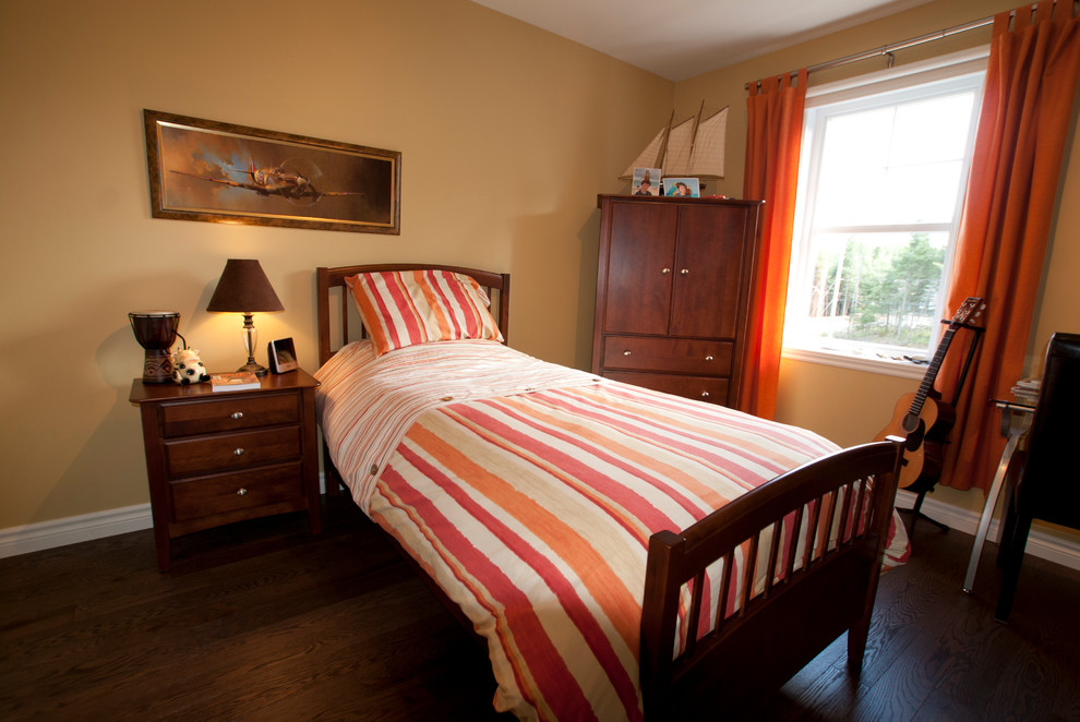 Imagen de dormitorio actual con parades naranjas y suelo marrón