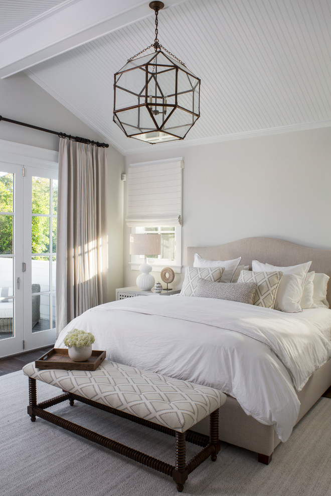 ロサンゼルスにある中くらいなトラディショナルスタイルのおしゃれな主寝室 (白い壁、濃色無垢フローリング、照明) のレイアウト