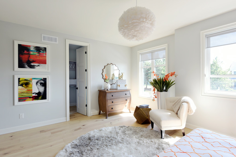 Diseño de habitación de invitados contemporánea grande sin chimenea con paredes blancas, suelo de madera clara y suelo beige