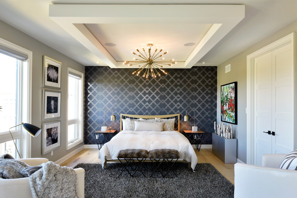 Стильный дизайн: большая хозяйская спальня в современном стиле с разноцветными стенами, светлым паркетным полом и коричневым полом без камина - последний тренд