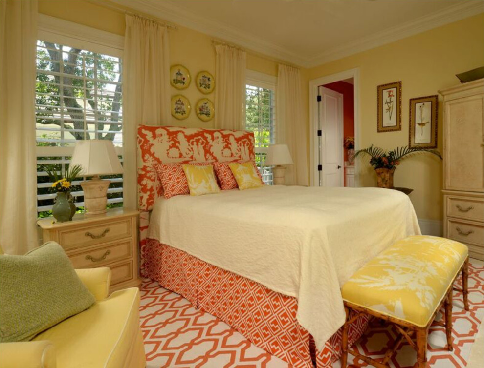 Foto di una camera da letto vittoriana di medie dimensioni con pareti gialle, moquette e nessun camino