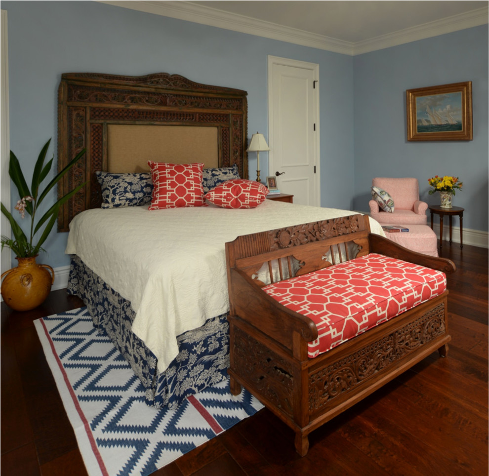 Идея дизайна: спальня среднего размера в морском стиле с синими стенами и темным паркетным полом без камина