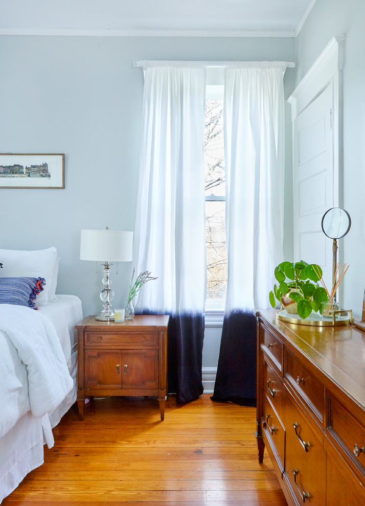 Ejemplo de habitación de invitados tradicional renovada de tamaño medio con paredes azules y suelo de madera en tonos medios
