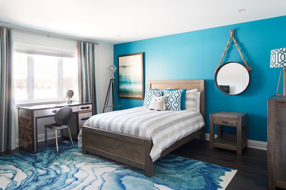 Foto de habitación de invitados clásica renovada sin chimenea con paredes azules y suelo de madera oscura
